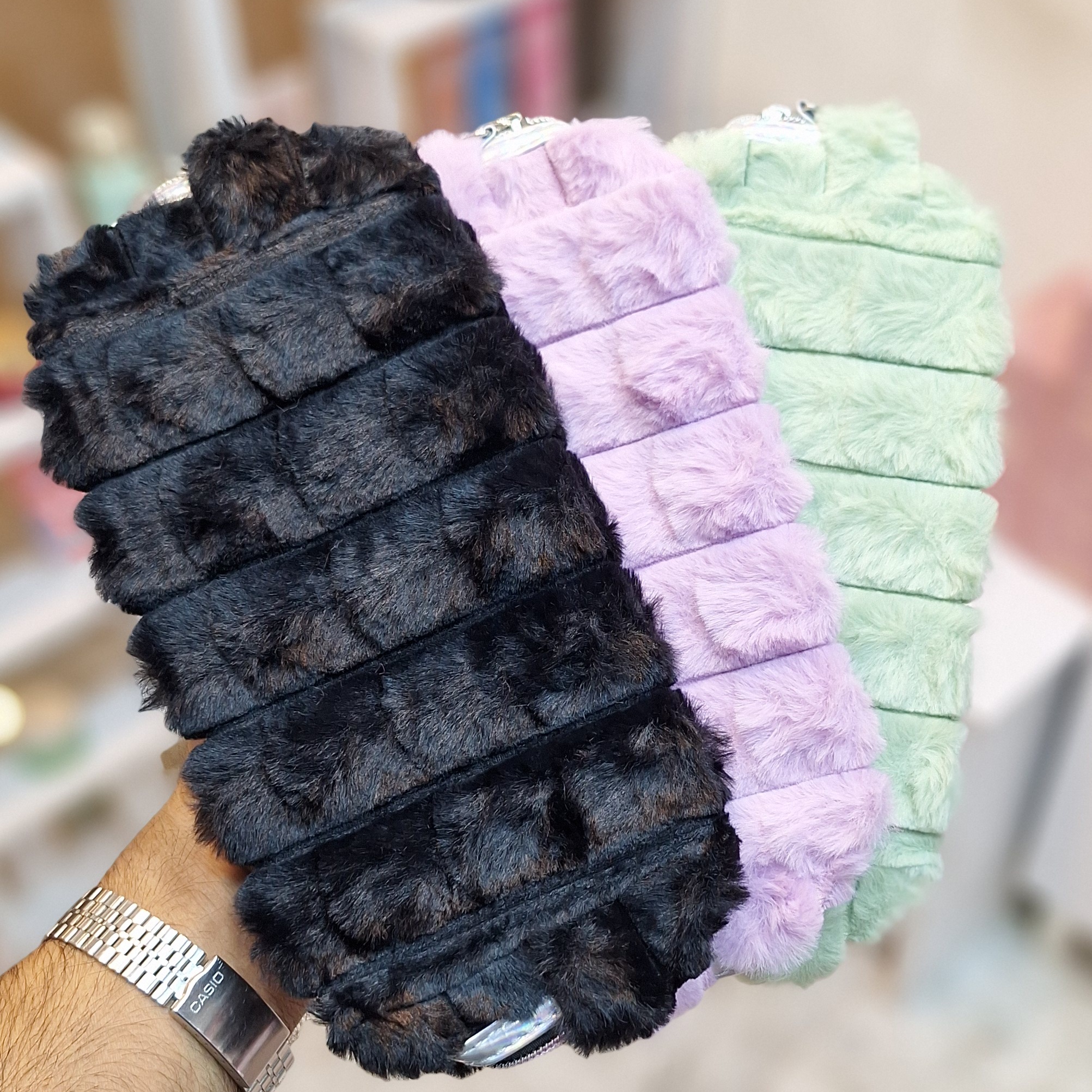 کیف آرایشی خز دار